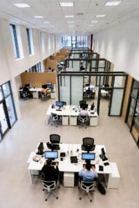 Read more about the article Hybridarbejde og servicekontorer: En langsigtet løsning eller en bølge? 